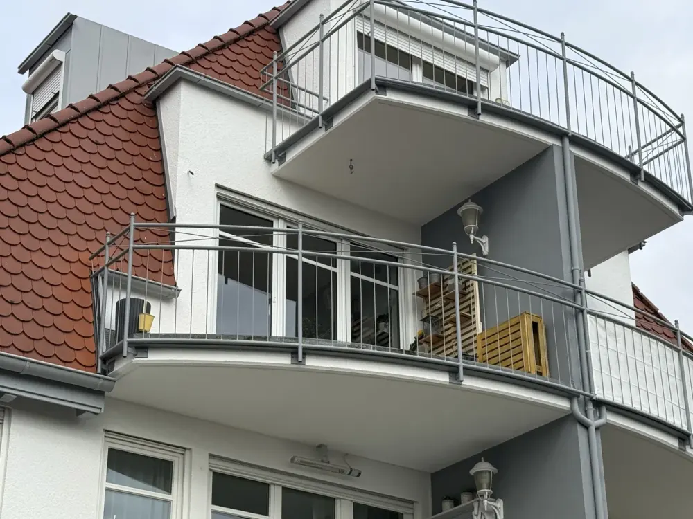 السكن على بحيرة كونستانس: شقة مكونة من غرفتين مُعتنى بها مع شرفة، مطبخ مجهز ومكانين لوقوف السيارات