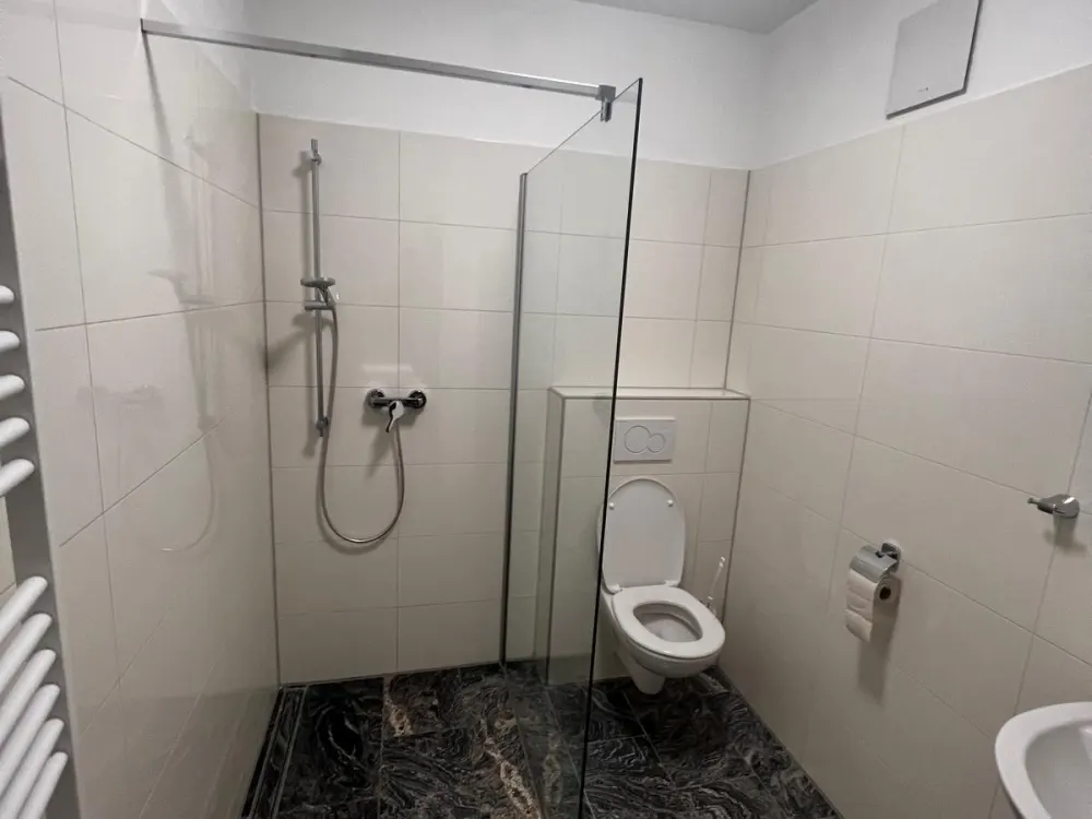 Modern 1-Room Apartment with Balcony, Built-in Kitchen, Elevator and Internet Included