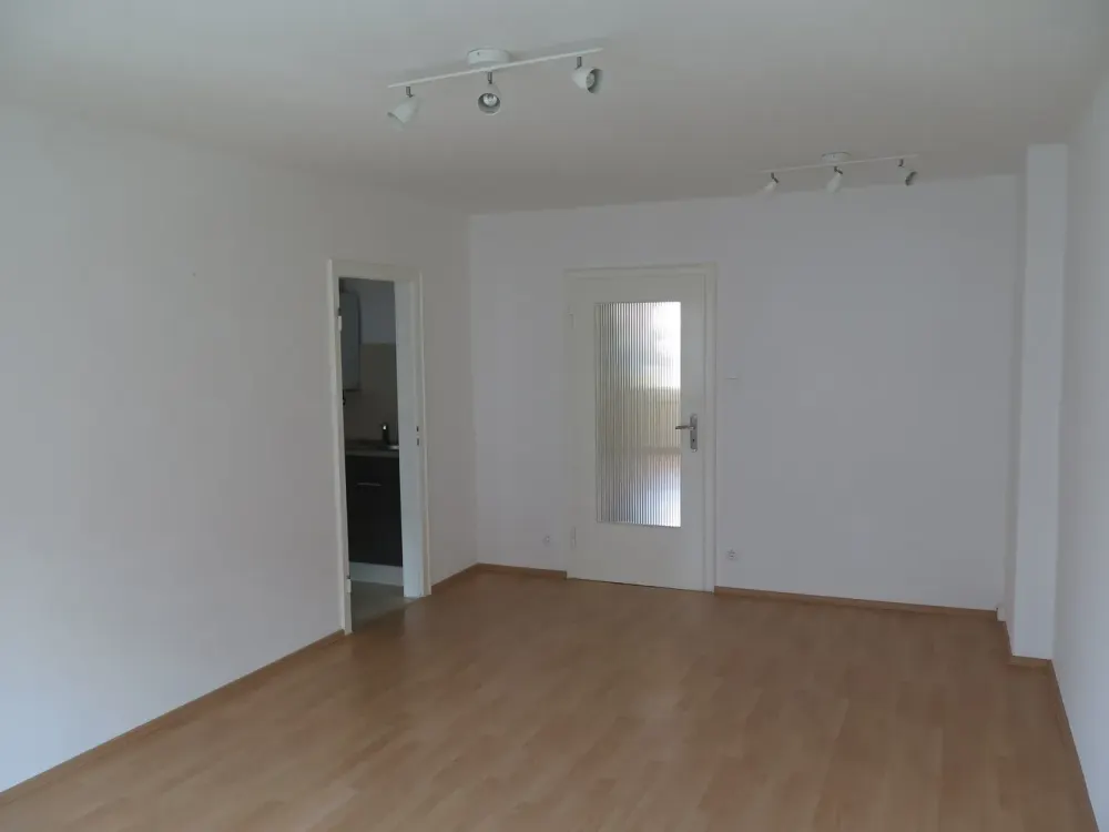 Bright 2-Room Apartment for Rent in Düsseldorf-Düsseltal (Near Zoo)