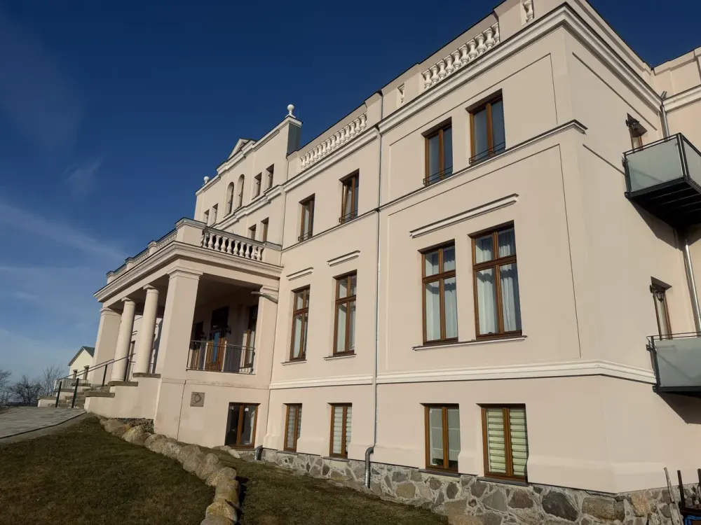 NEW beautiful 4-room apartment with a dreamlike view of greenery in Gutshaus Niekrenz NEW