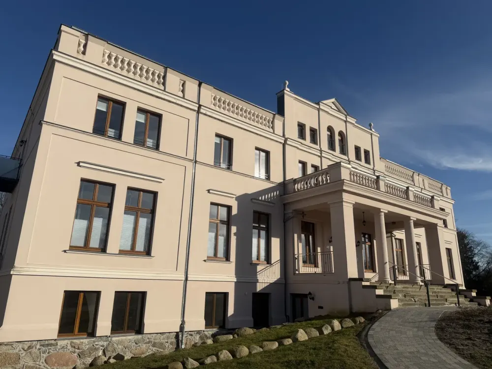 NEW beautiful 4-room apartment with a dreamlike view of greenery in Gutshaus Niekrenz NEW