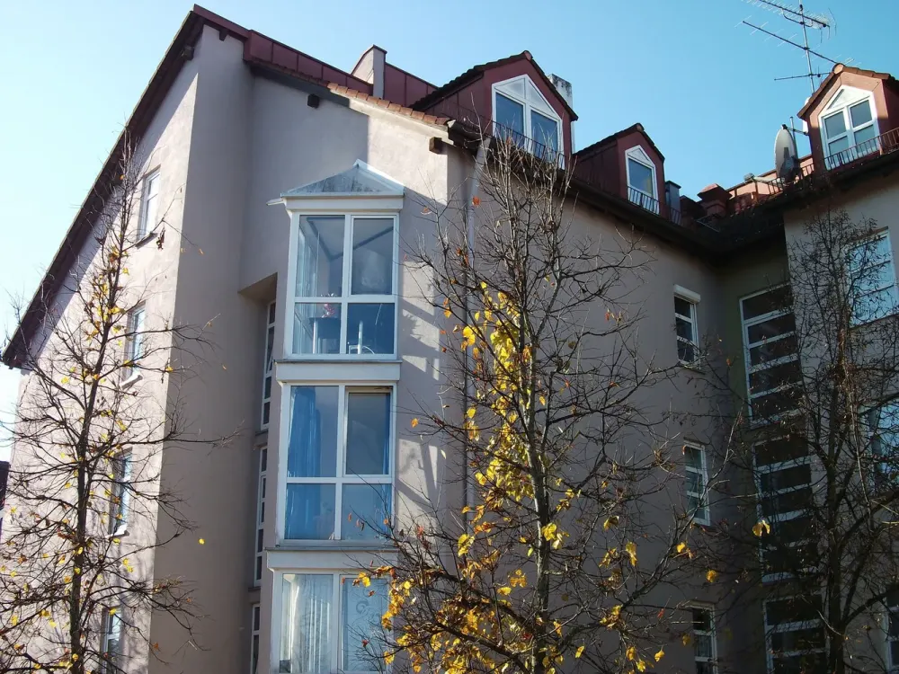 Beautiful bright 1-room apartment with separate kitchen in central location - no commission