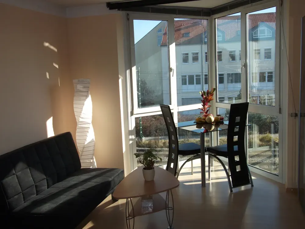 Beautiful bright 1-room apartment with separate kitchen in central location - no commission