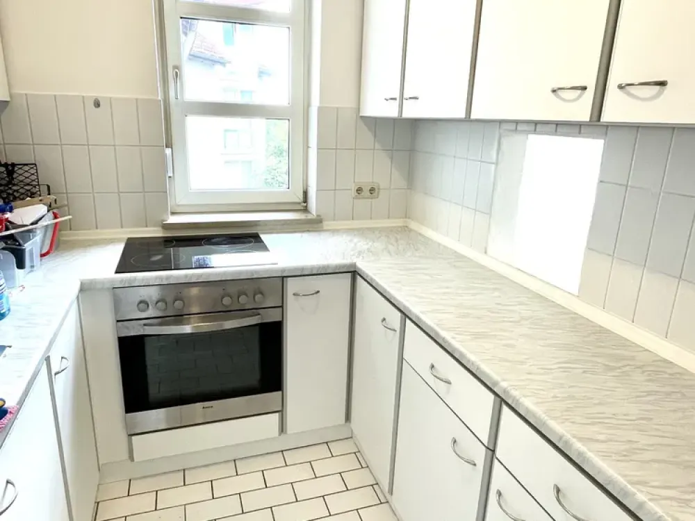 Beautiful bright 1-room apartment with separate kitchen in central location - no commission