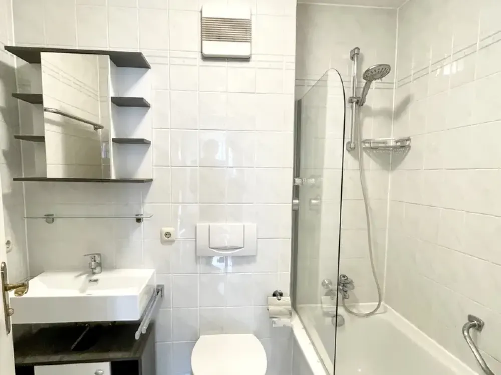 Beautiful bright 1-room apartment with separate kitchen in central location - no commission
