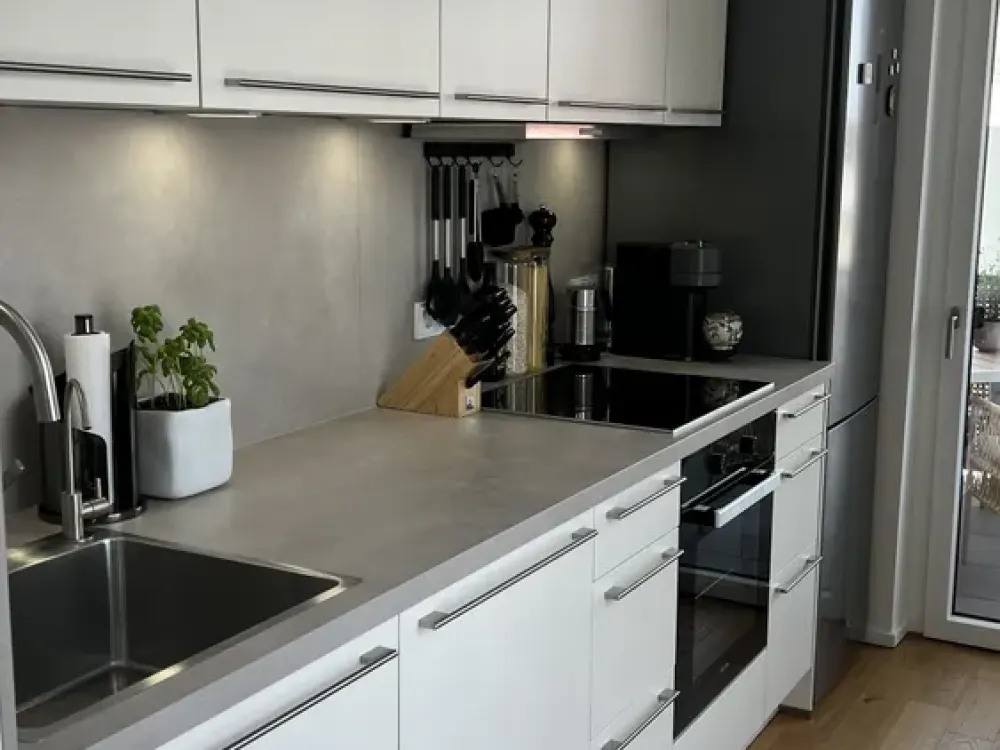 Hochwertig möblierte Neubauwohnung mit Balkon, Keller und TG in Düsseldorf, ab 1.10.