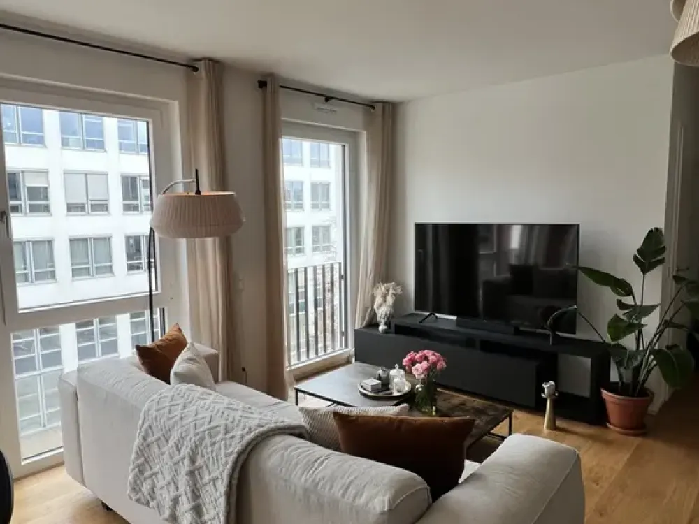 Hochwertig möblierte Neubauwohnung mit Balkon, Keller und TG in Düsseldorf, ab 1.10.