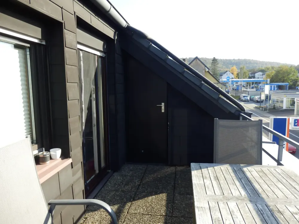 Modernized Top-Floor Apartment with Three and a Half Rooms, Balcony, and Fitted Kitchen in St. Ingbert