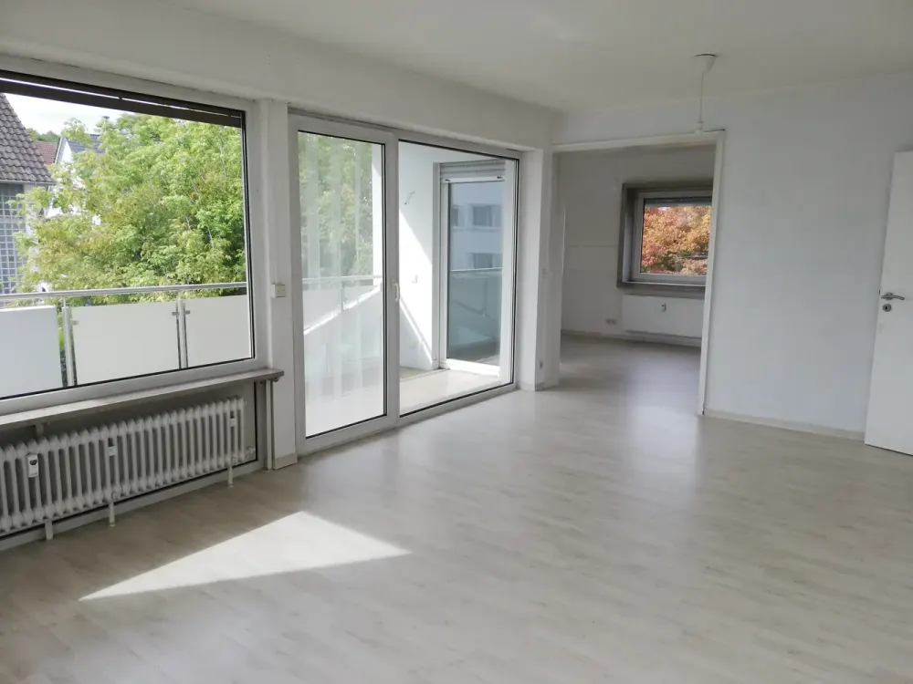 Spacious 2.5 to 3-Room Apartment in Prime Green Location