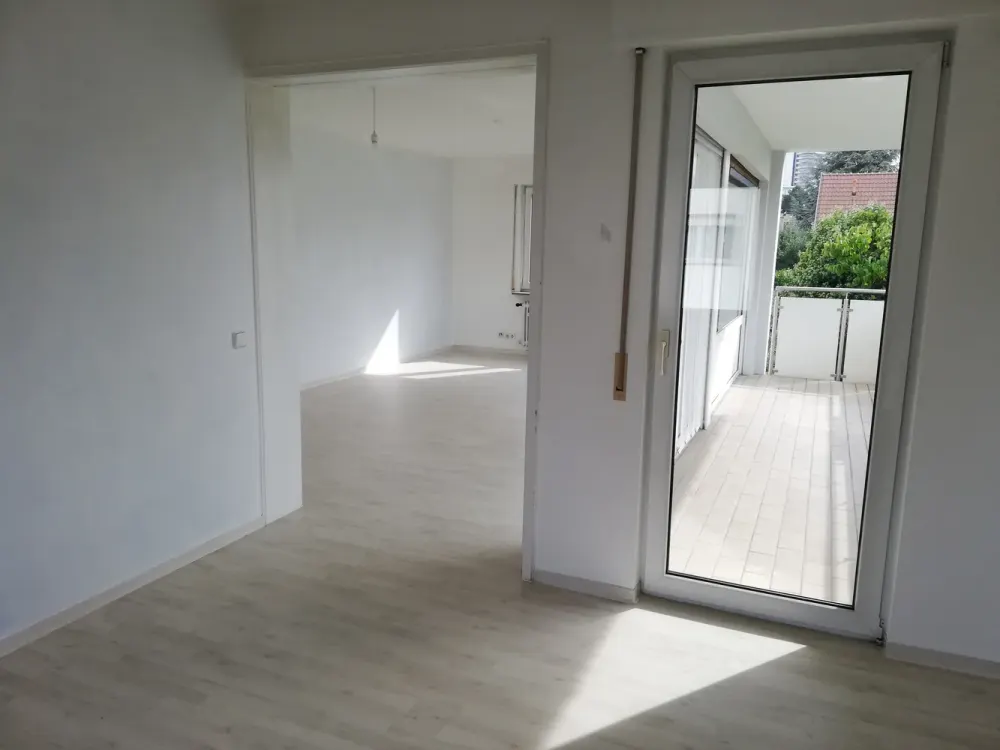 Spacious 2.5 to 3-Room Apartment in Prime Green Location