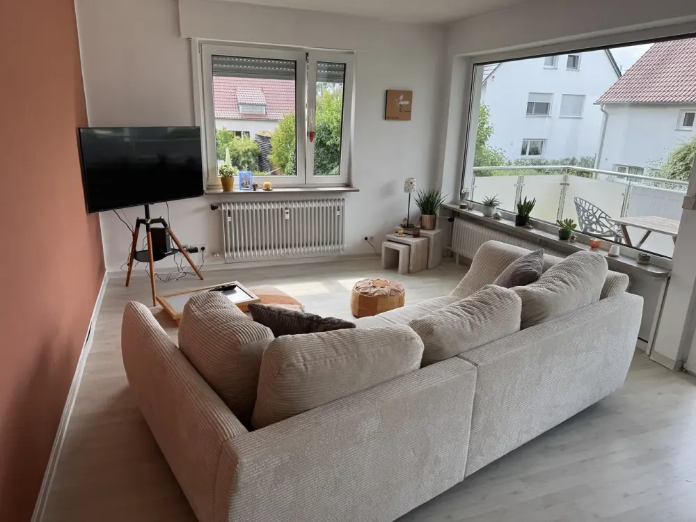 Spacious 2.5 to 3-Room Apartment in Prime Green Location