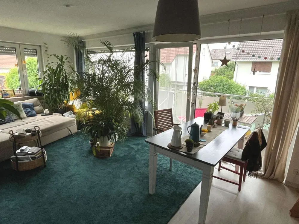 Spacious 2.5 to 3-Room Apartment in Prime Green Location
