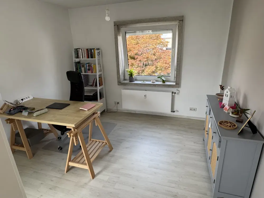 Spacious 2.5 to 3-Room Apartment in Prime Green Location