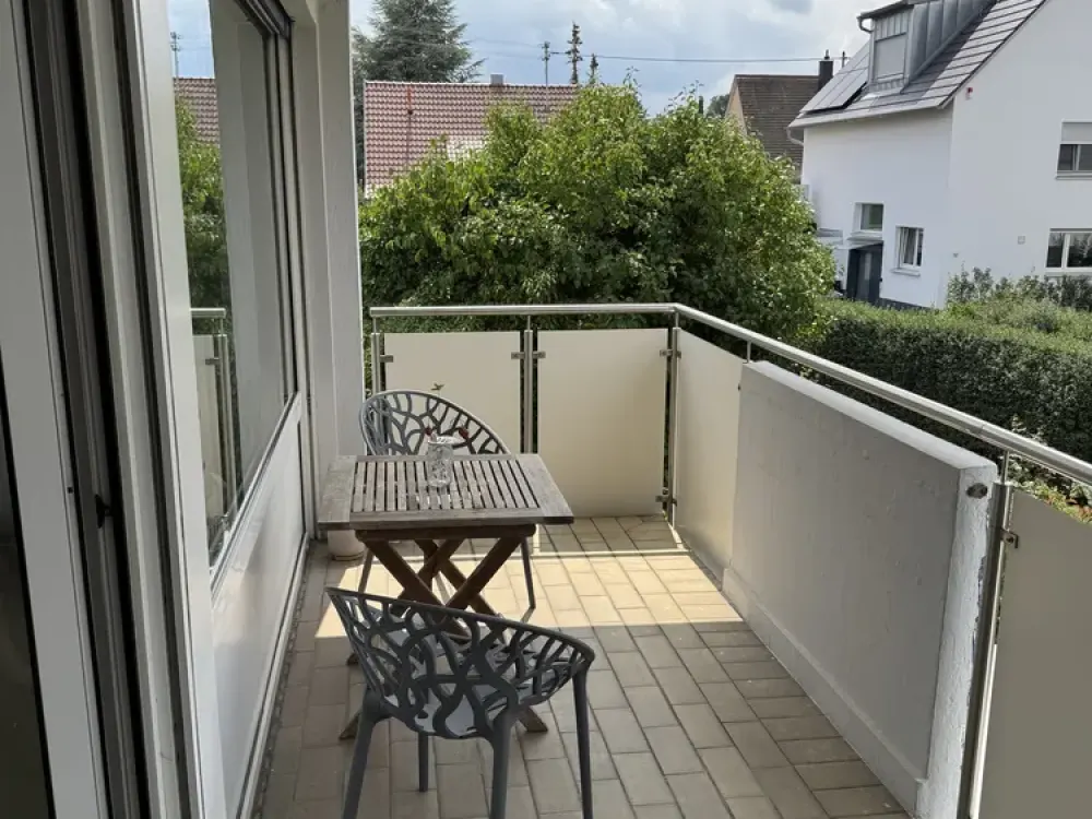Spacious 2.5 to 3-Room Apartment in Prime Green Location