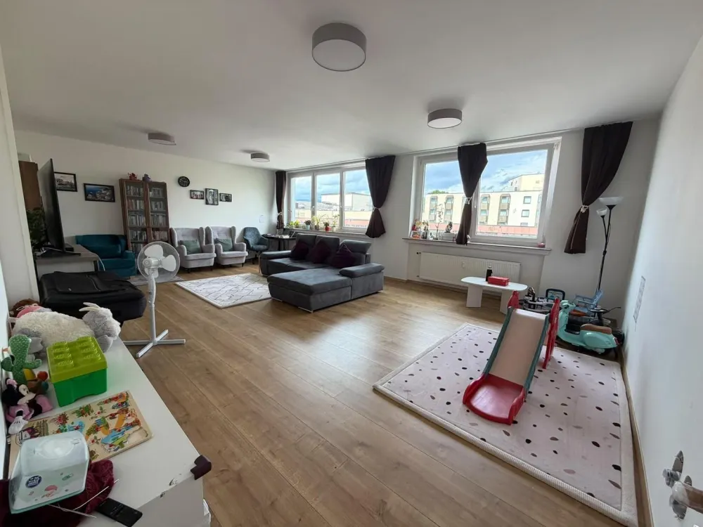 Bad Homburg Louisenstraße: beautiful 4-room apartment with kitchen and balcony, renovated