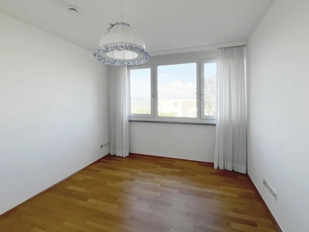- Exklusive Wohnoase in Stuttgart-Heumaden - 3,5-Zimmer-Wohnung mit Terrasse und Garten
