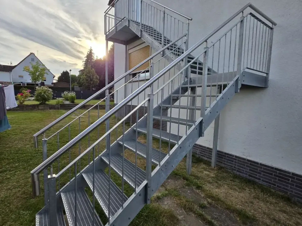 Sunny 3.5-Room Apartment in Prime Location of Felsberg!
