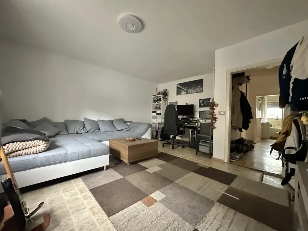 Raised Ground Floor, Terrace, 2 Rooms, Kitchen, Bathroom with Tub