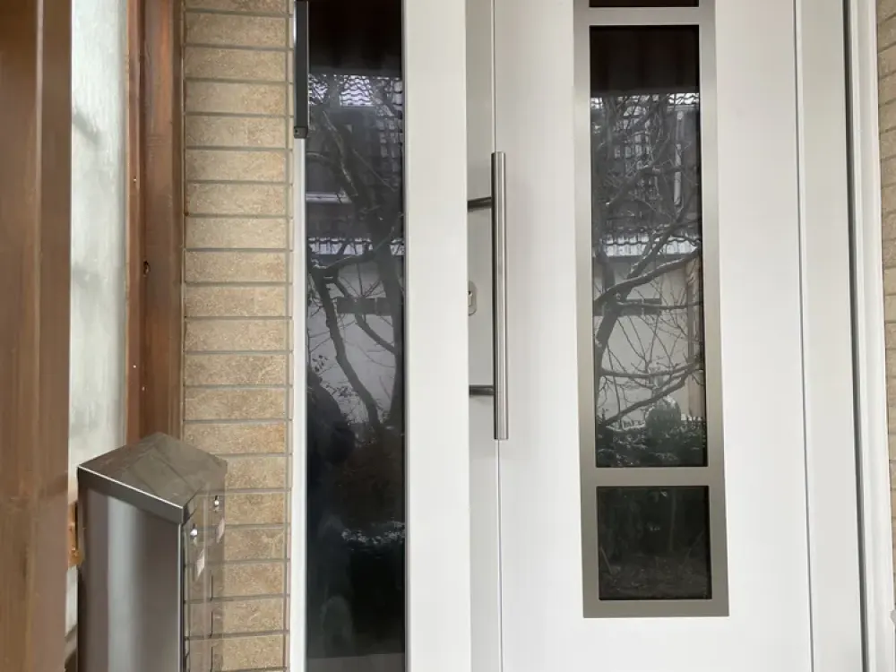 Centrally located, quiet, bright 3.5-room apartment with balcony and fitted kitchen in Lohfelden-Crumb.