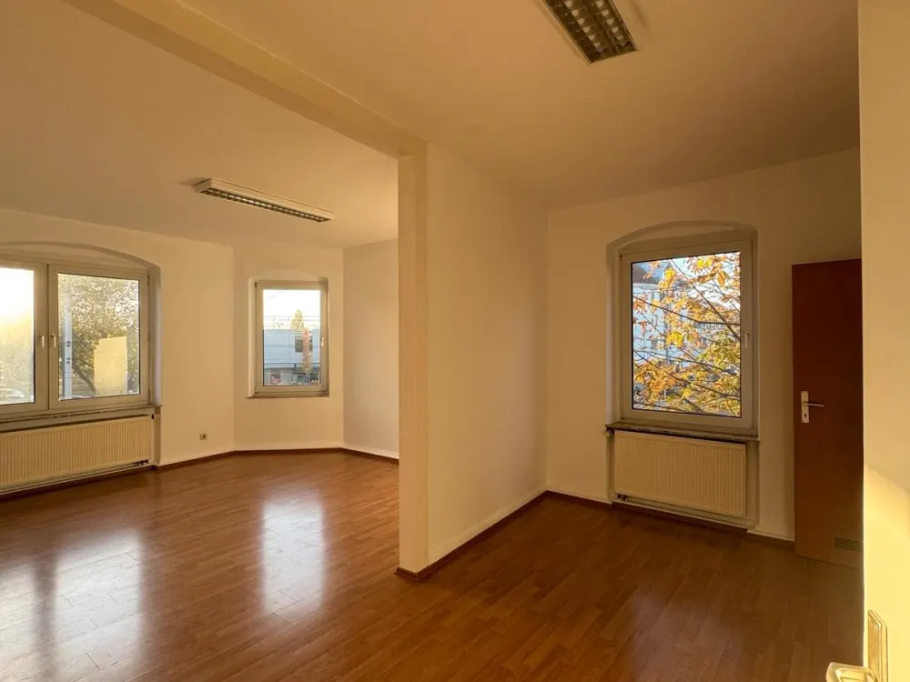Bright 1.5-Room Apartment with Bathroom & Separate Kitchen