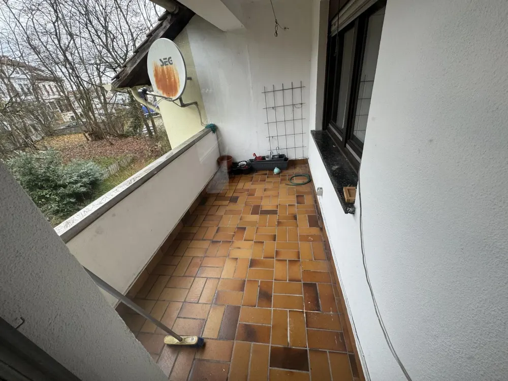 4-Room Apartment in Saarbrücken near the French Border [HMR-O46E04]