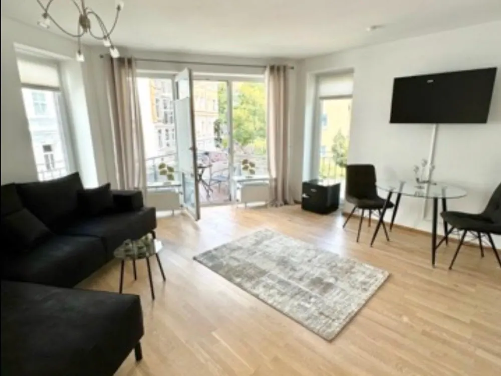 Bright 1-Room Apartment with Balcony in Zooviertel