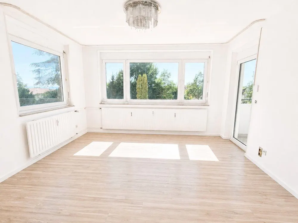 Freshly Renovated: 2.5-Room Apartment, Multipurpose Room, South-Facing Balcony
