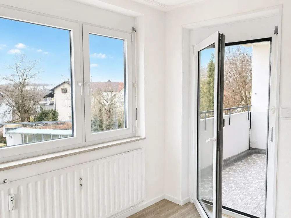 Freshly Renovated: 2.5-Room Apartment, Multipurpose Room, South-Facing Balcony