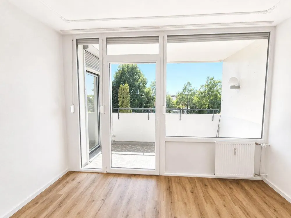 Freshly Renovated: 2.5-Room Apartment, Multipurpose Room, South-Facing Balcony