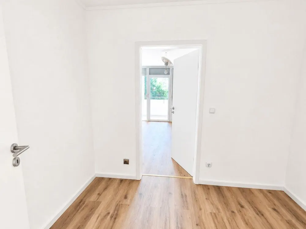 Freshly Renovated: 2.5-Room Apartment, Multipurpose Room, South-Facing Balcony