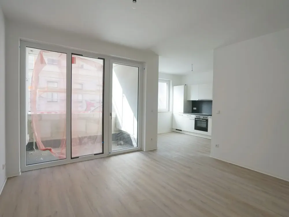 Modern Living: 3-Room Apartment with Loggia and Fitted Kitchen in Zentrum-Ost