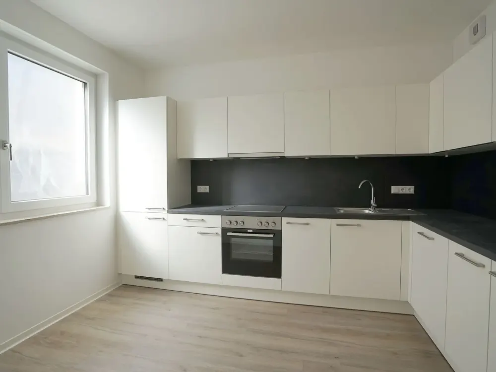 Modern Living: 3-Room Apartment with Loggia and Fitted Kitchen in Zentrum-Ost