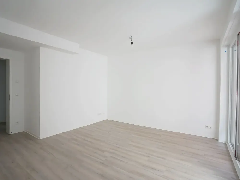 Modern Living: 3-Room Apartment with Loggia and Fitted Kitchen in Zentrum-Ost