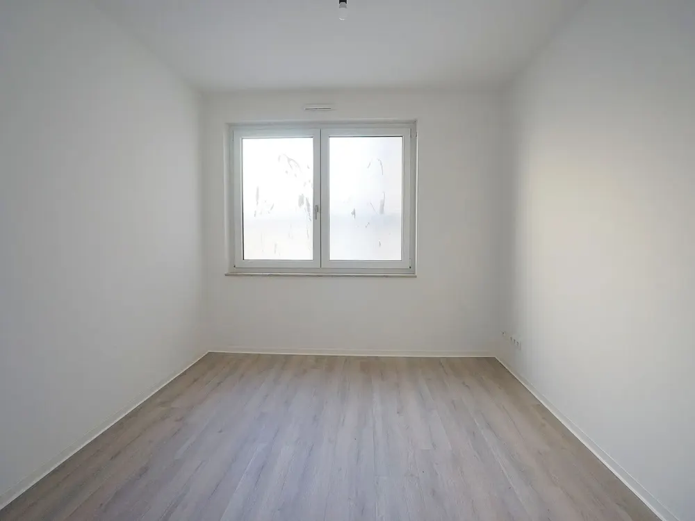 Modern Living: 3-Room Apartment with Loggia and Fitted Kitchen in Zentrum-Ost