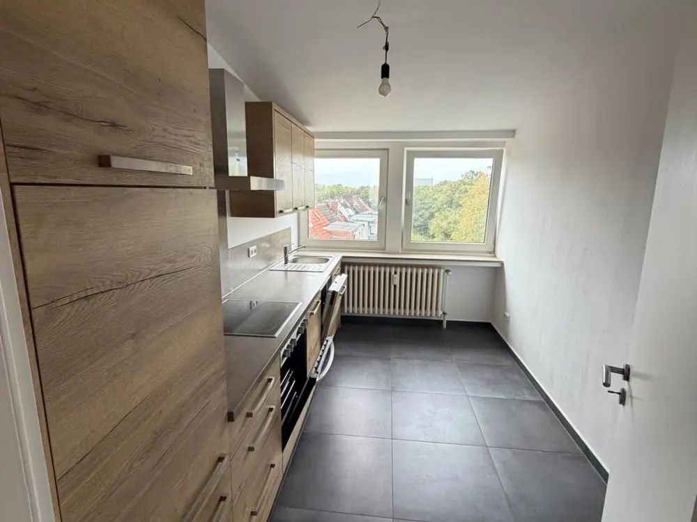 Spacious 3-Room Attic Apartment with Built-in Kitchen, Suitable for Shared Living