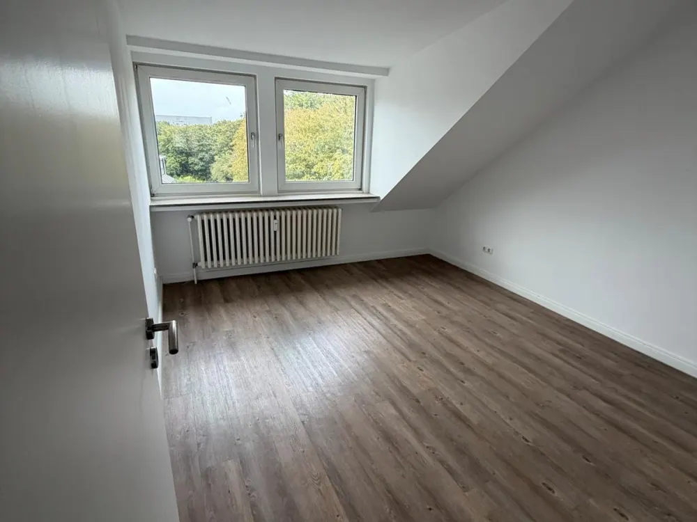 Spacious 3-Room Attic Apartment with Built-in Kitchen, Suitable for Shared Living