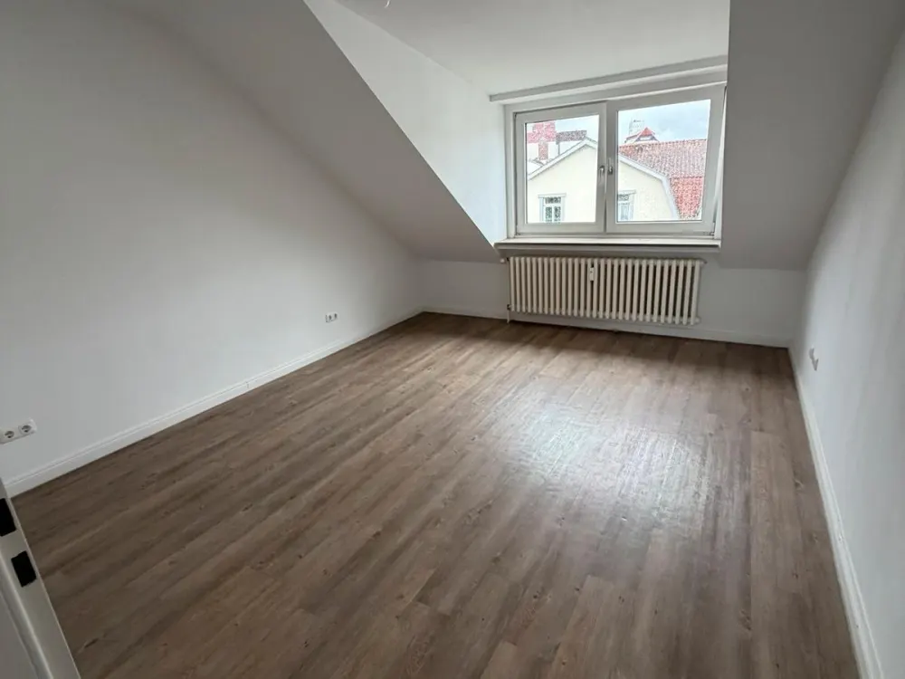 Spacious 3-Room Attic Apartment with Built-in Kitchen, Suitable for Shared Living