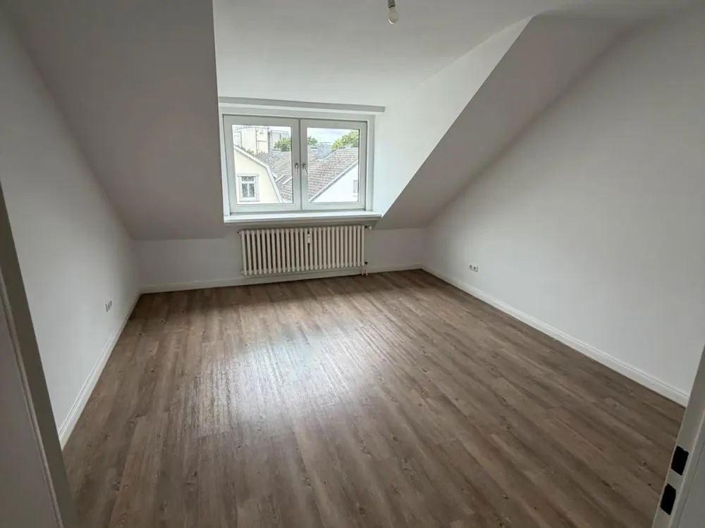 Spacious 3-Room Attic Apartment with Built-in Kitchen, Suitable for Shared Living
