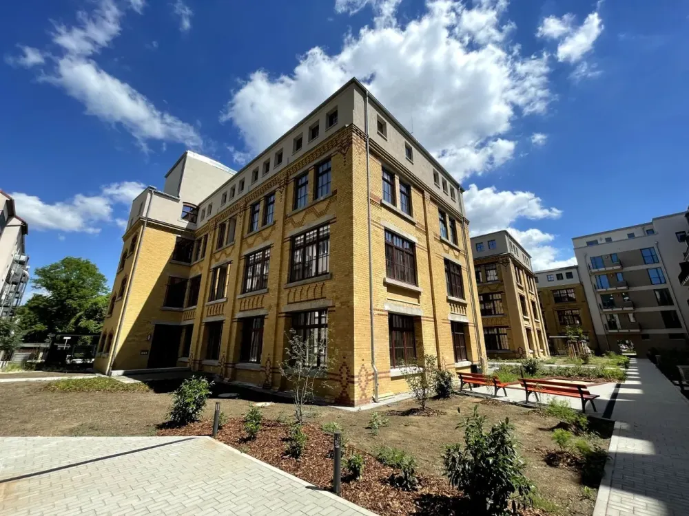Living in a Renovated Old Building: 3-Room Apartment with Balcony in Zentrum-Ost | Optional with Fitted Kitchen