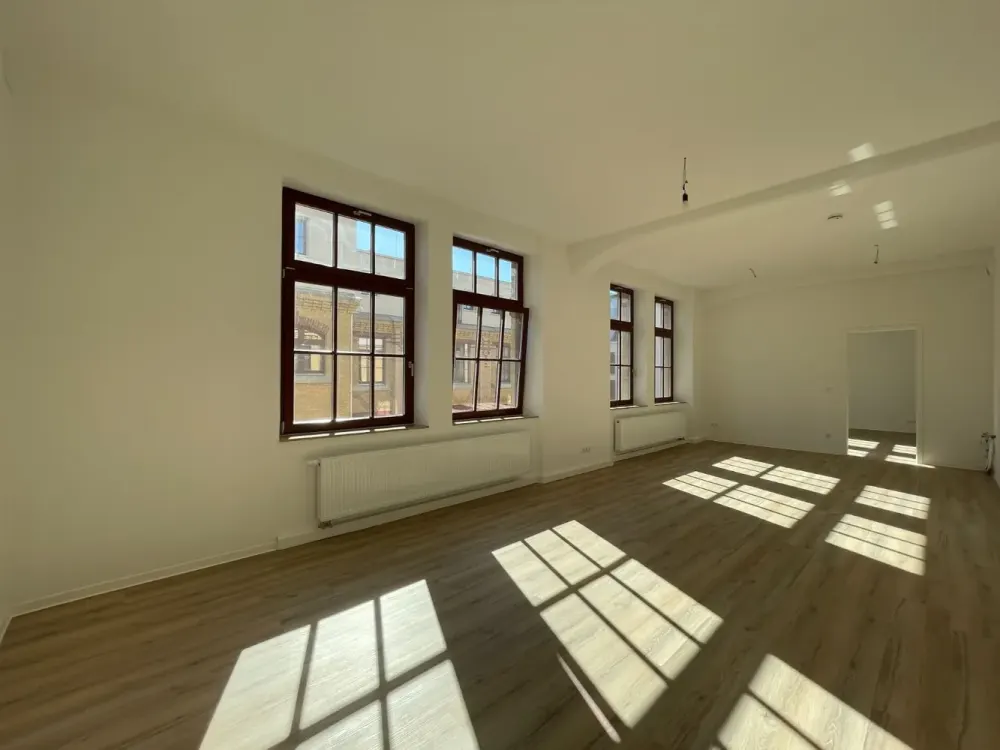 Living in a Renovated Old Building: 3-Room Apartment with Balcony in Zentrum-Ost | Optional with Fitted Kitchen