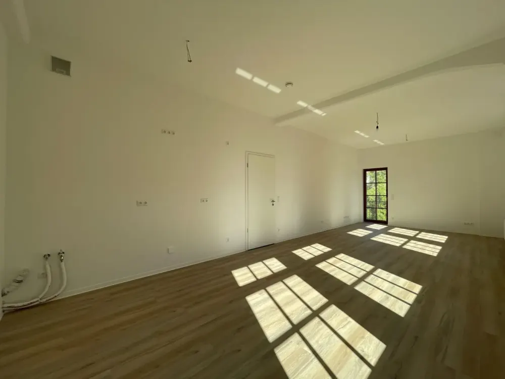 Living in a Renovated Old Building: 3-Room Apartment with Balcony in Zentrum-Ost | Optional with Fitted Kitchen