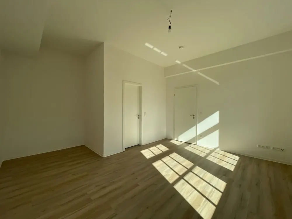 Living in a Renovated Old Building: 3-Room Apartment with Balcony in Zentrum-Ost | Optional with Fitted Kitchen