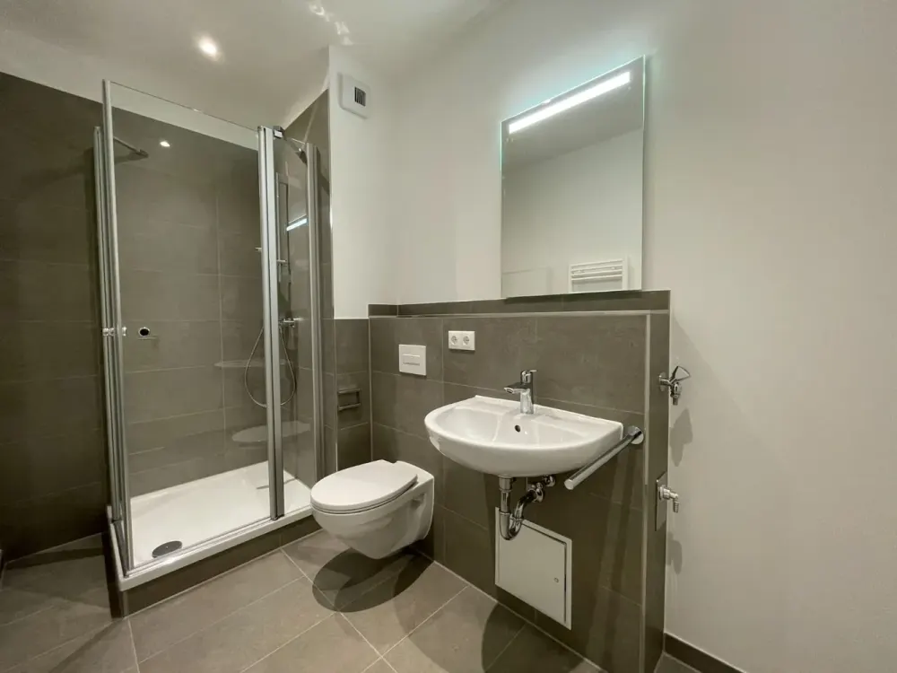 Living in a Renovated Old Building: 3-Room Apartment with Balcony in Zentrum-Ost | Optional with Fitted Kitchen