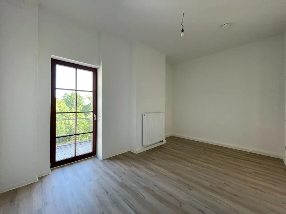 Living in a Renovated Old Building: 3-Room Apartment with Balcony in Zentrum-Ost | Optional with Fitted Kitchen