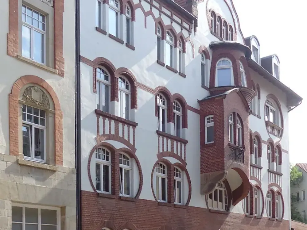 Living in a Listed Building: Spacious 5-Room Apartment in Erfurt Old Town