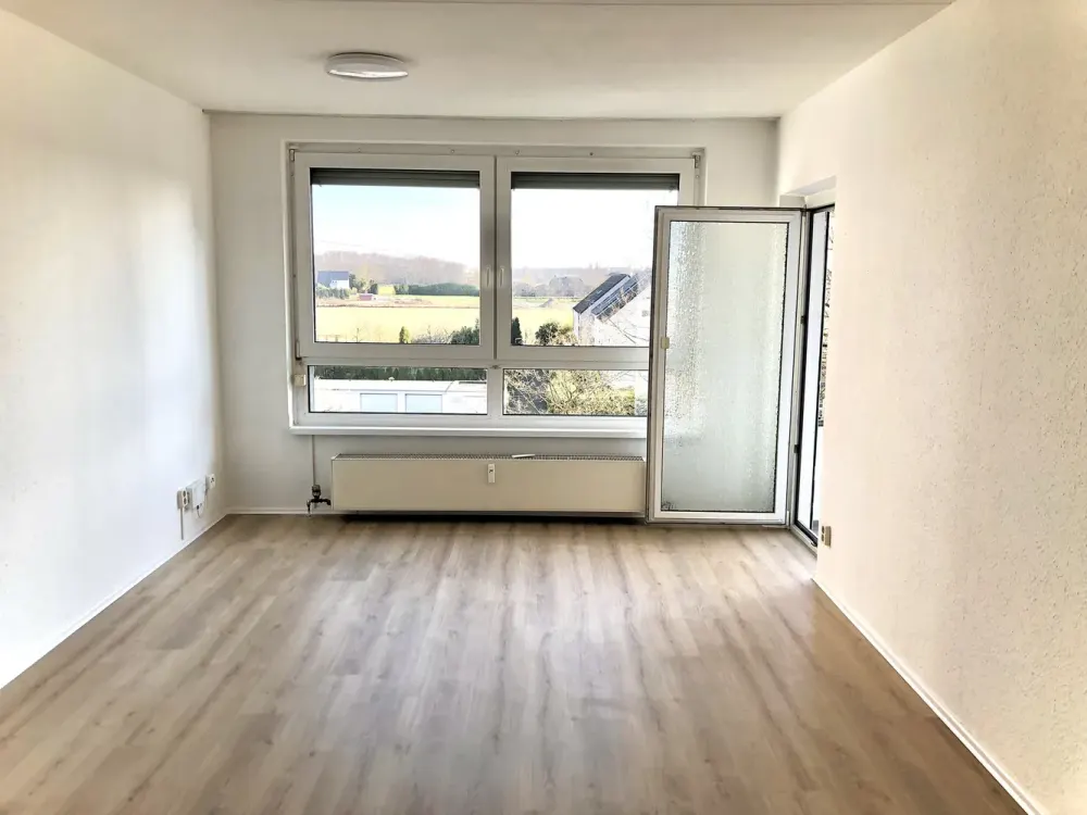 Bright, well-maintained 2-room apartment with sunny balcony in a quiet location