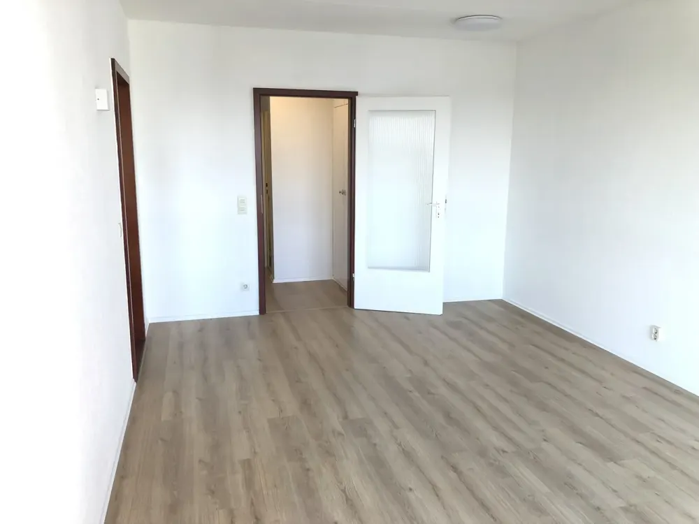 Bright, well-maintained 2-room apartment with sunny balcony in a quiet location