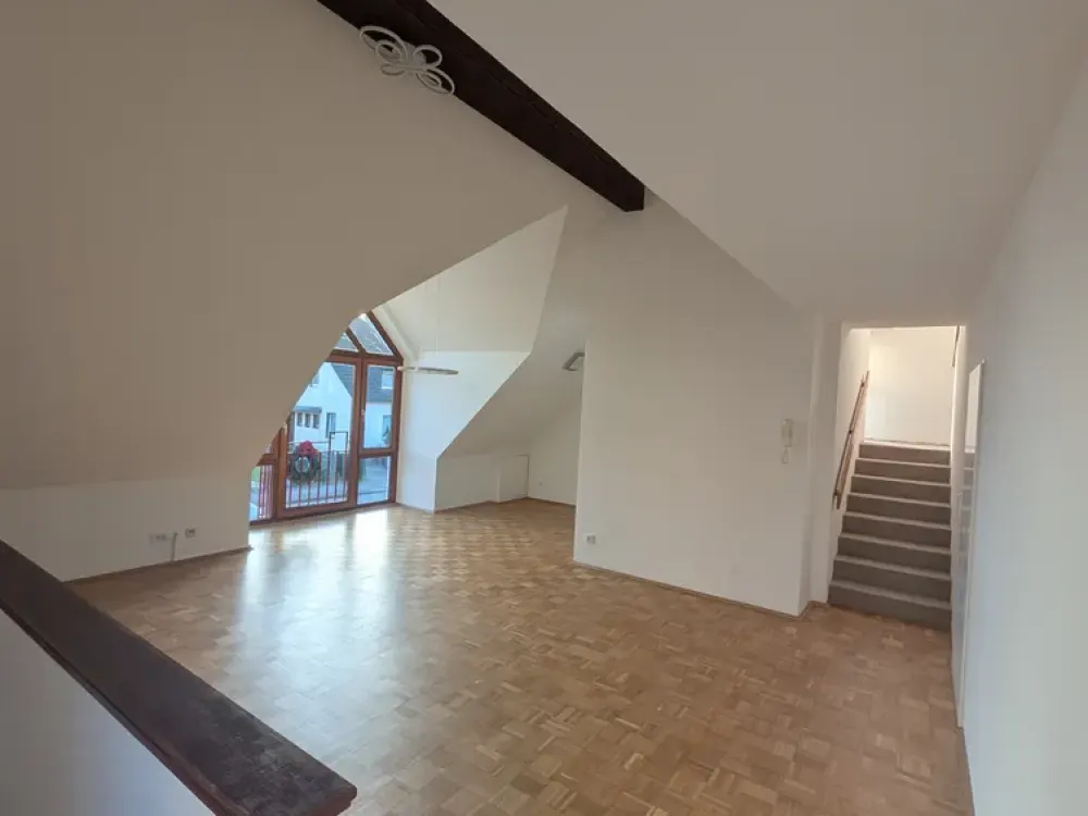 Bright 3-Room Maisonette Apartment on the 1st and 2nd Floor in Düsseldorf-Unterrath with Private Entrance