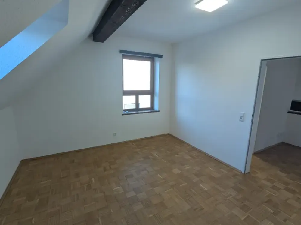 Bright 3-Room Maisonette Apartment on the 1st and 2nd Floor in Düsseldorf-Unterrath with Private Entrance