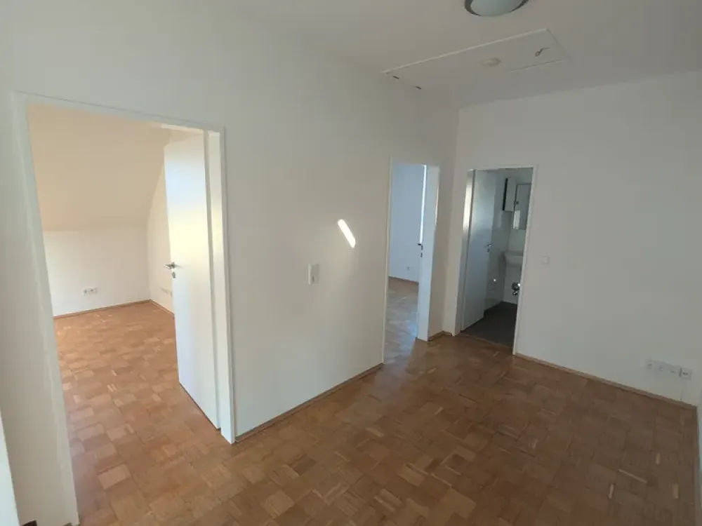 Bright 3-Room Maisonette Apartment on the 1st and 2nd Floor in Düsseldorf-Unterrath with Private Entrance